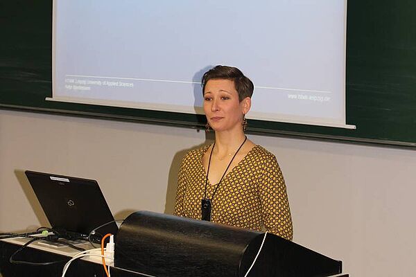 Foto der Preisträgerin Antje Bredemann während sie über ihre Arbeit spricht