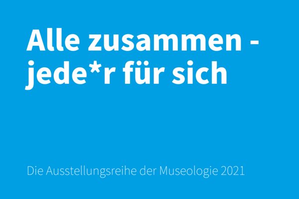 weißer Text auf hellblauem Hintergrund, Ausstellungstitel: Alles zusammen - jede und jeder für sich