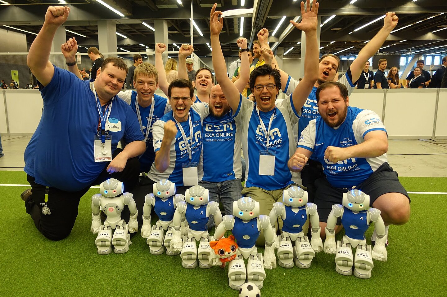 Der frischgebackene Weltmeister: Das Nao-Team HTWK nach seinem Sieg in Montreal. (Foto: Nao-Team HTWK)