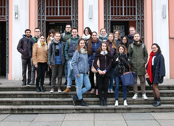 Studierende stehen auf einer Treppe