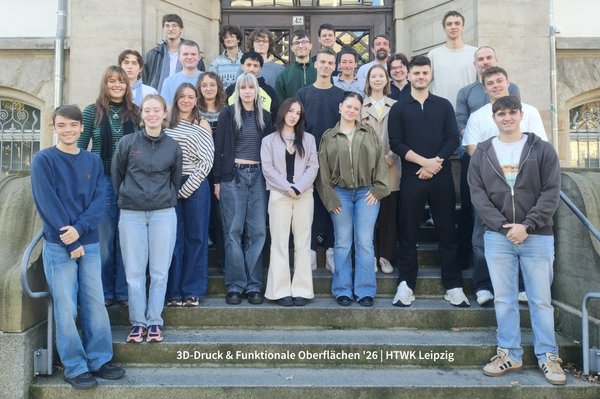 Gruppenfoto der ersten Studierenden des neuen Bachelorstudiengangs 3D-Druck und Funktionale Oberflächen gemeinsam mit Professor Ingo Reinhold und Katharina Roeber. (Foto: Katharina Roeber)