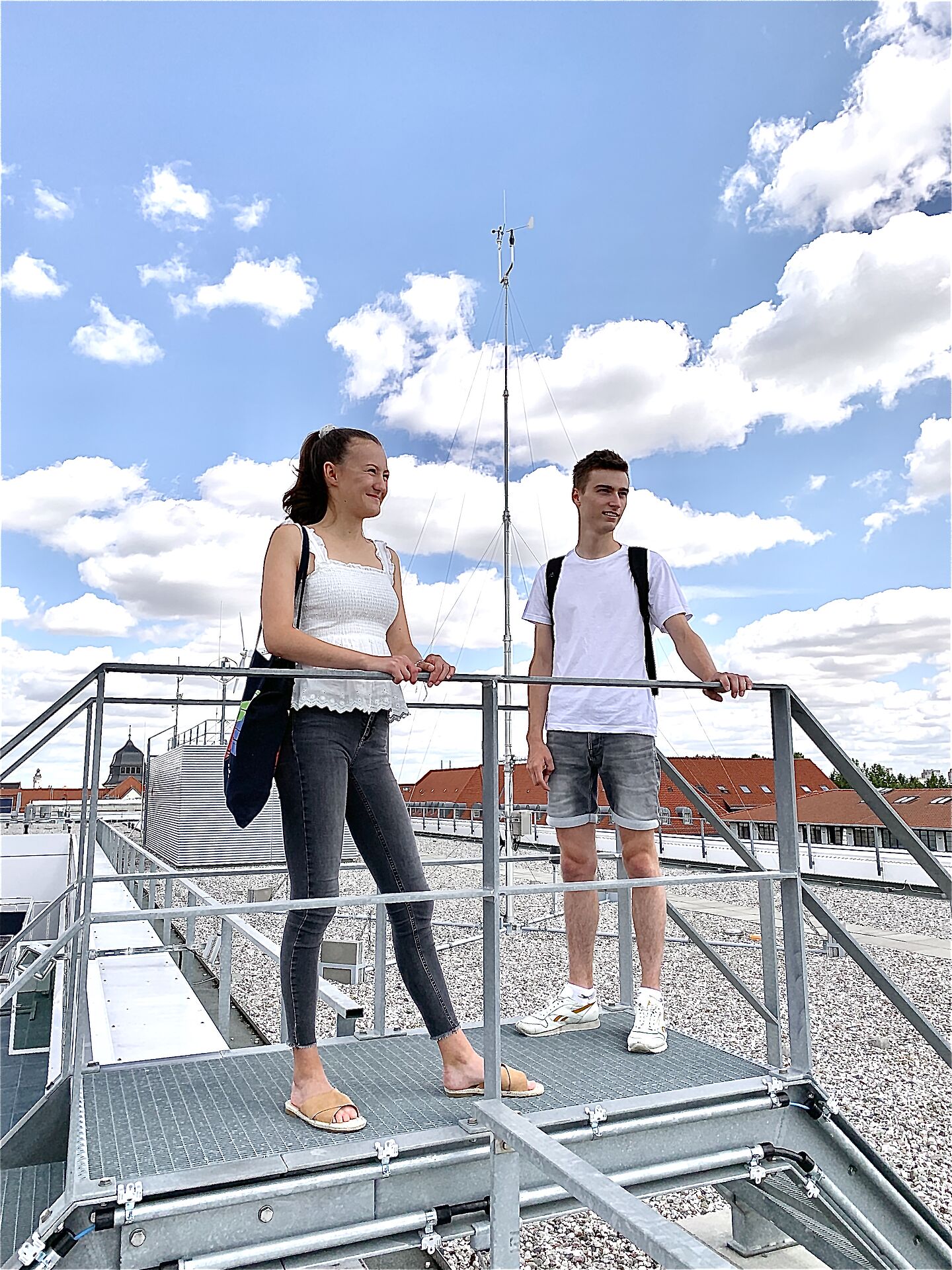 Auf dem Dach des Nieper-Baus der HTWK Leipzig. (Foto: Stefan Schmeißer/HTWK Leipzig) Ein Junge und ein Mädchen (Jugendliche) auf einem Dach.