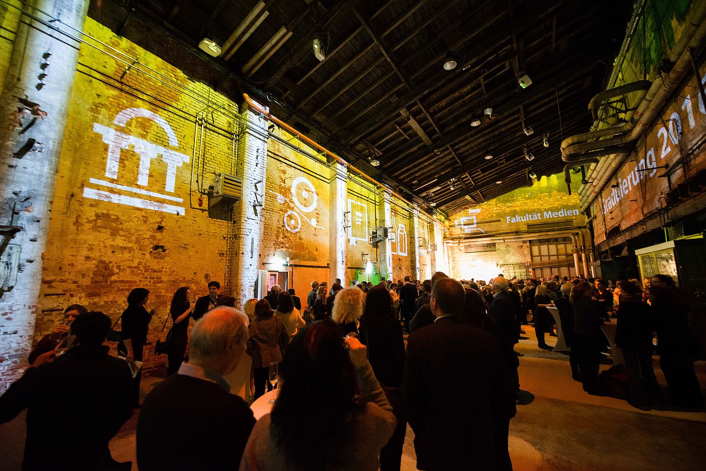 Empfang in der Kesselhalle des Kunstkraftwerks Leipzig bei der Graduierungsfeier der Fakultät Medien 2016. (Foto: Robert Winter/HTWK Leipzig)