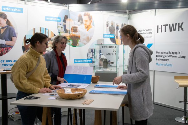 drei Frauen stehen an einem Tisch