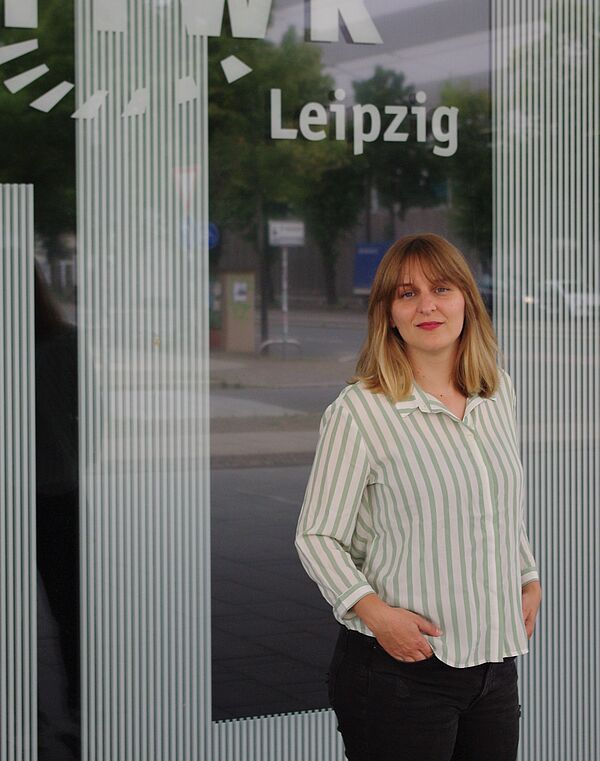 Foto mit Miriam Grünz vor der HTWK Leipzig