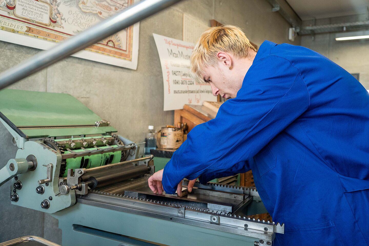 Tom setzt seine Visitenkarte mit beweglichen Lettern und einem Winkelhaken (Foto © HTWK/Nelson Ptak)