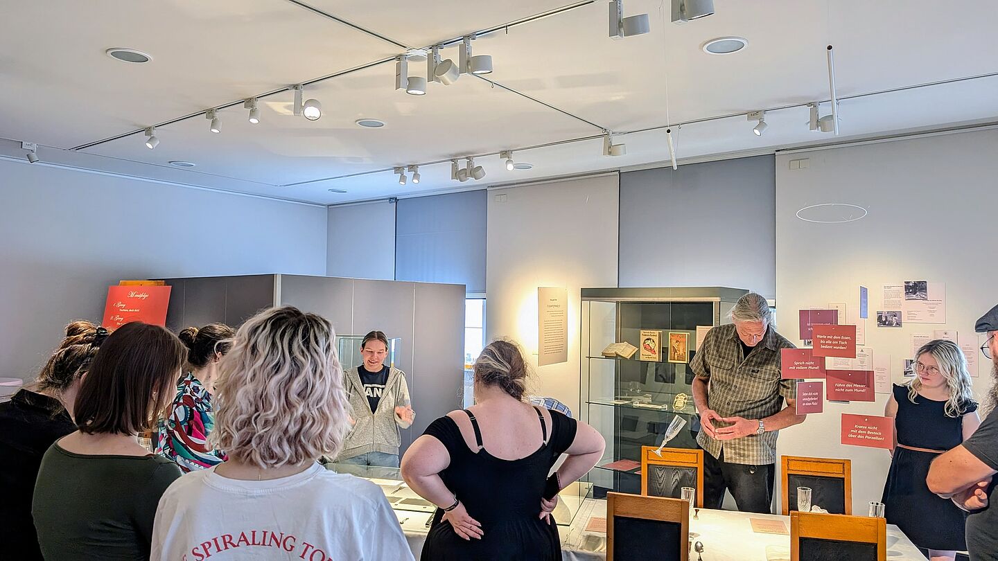 Viele Menschen schauen sich eine Ausstellung an