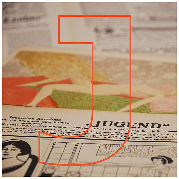 Titelblätter der Zeitschrift "Jugend" über denen im Vordergrund der Buchstabe "J" in orangener Schrift zu sehen ist.