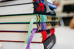 Bücherstapel, farbige Buchrücken übereinander