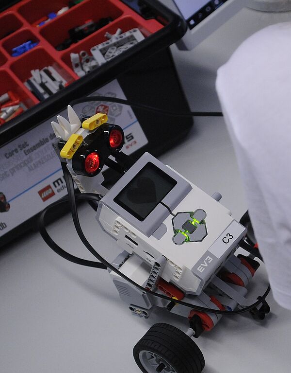 Ein fertig zusammengebauter Roboter auf dem Tisch