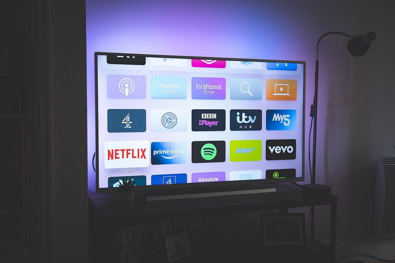 SmartTV mit Übersicht über verschiedene Apps, die installiert werden können
