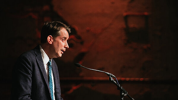 Ein Professor spricht am Rednerpult