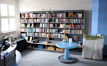 In der Campus-Buchhandlung BuMerang der HTWK Leipzig Buchhandlung mit einem Tresen, Bücherregalen und Sitzflächen zum Verweilen.