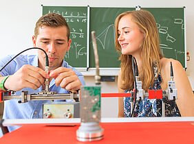 junger Mann und junge Frau im Labor schauen etwas an