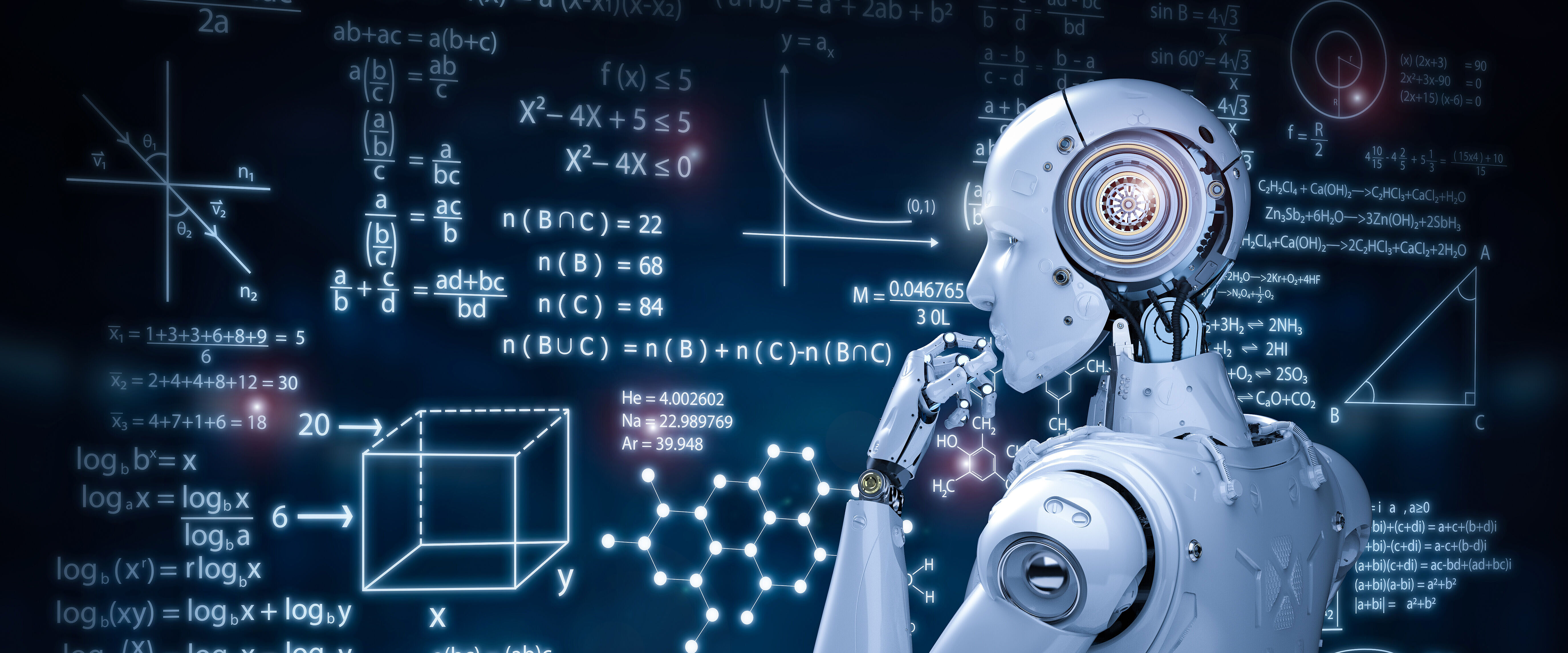 Humanioder Roboter vor einer Wand mit Formeln und Grafiken.