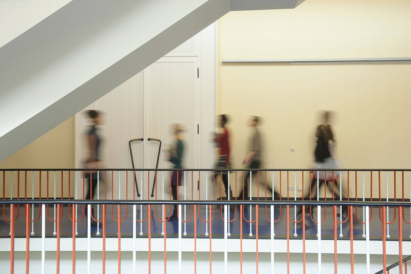 Studierende in Treppenhaus