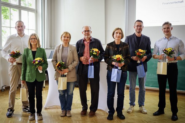 Die Nominierten des HTWK-Lehrpreises 2026. (Foto: Anne Schwerin) Die Nominierten des HTWK-Lehrpreises 2026 schauen vergnügt in die Kamera und erfreuen sich an Ihrer Nominierung und Auszeichnung.