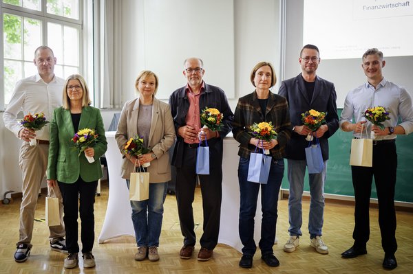 Die Nominierten des HTWK-Lehrpreises 2026 schauen vergnügt in die Kamera und erfreuen sich an Ihrer Nominierung und Auszeichnung.