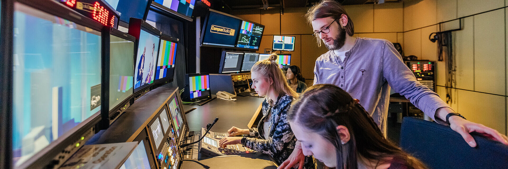 Medientechnik Bachelor - Blick in ein Labor im Medienzentrum der HTWK Leipzig