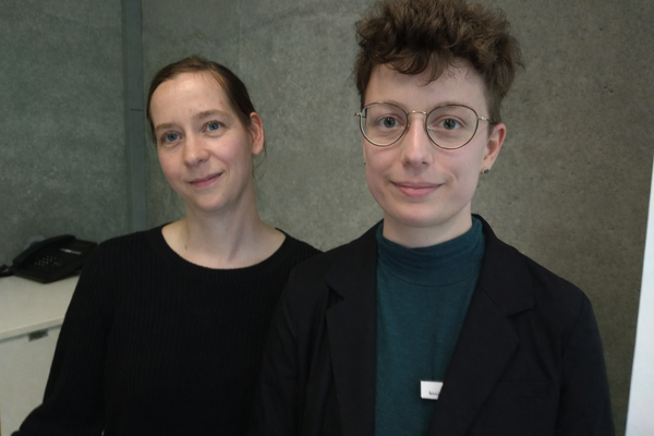 zwei Personen halbnah blicken in die Kamera