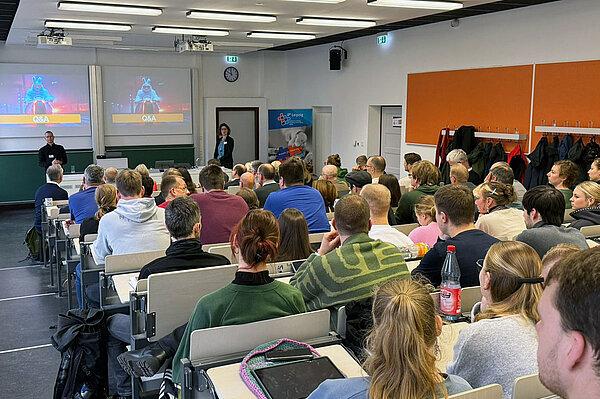 ein voll besetzter Hörsaal