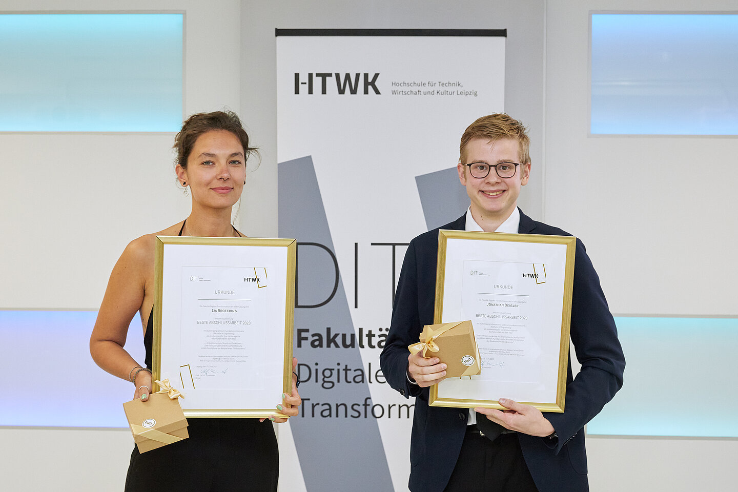 Auszeichnungen für beste Abschlussarbeiten Zwei Studierende erhalten Auszeichnungsurkunden für die beste Abschlussarbeit