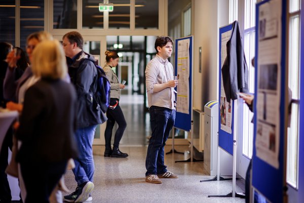 Der Posterrundgang (Foto: Anne Schwerin) Interessierte schauen sich vor Veranstaltungsbeginn die Poster der Nominierten des Lehrpreises zu ihren Lehrkonzeptenan.