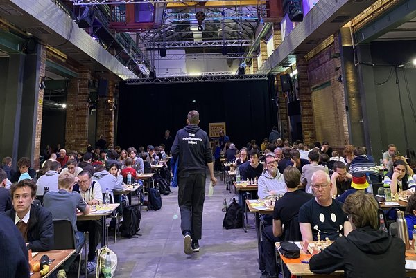 An allen Tischen wird gespielt beim Schachturnier im Werk 2