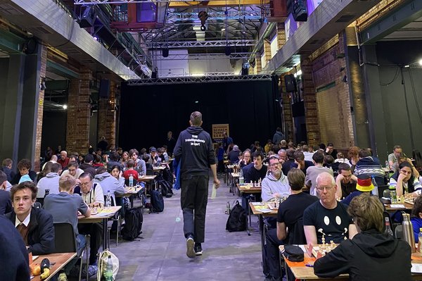 An allen Tischen wird gespielt beim Schachturnier im Werk 2