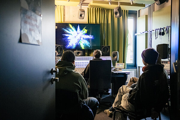 Studierende im Medienzentrum der HTWK Leipzig Studierende beim Streamteam-Workshop im Medienzentrum