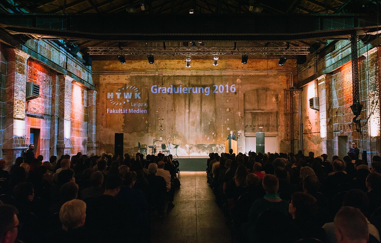 Graduierungsfeier der Fakultät Medien in der Maschinenhalle der Kunstkraftwerk Leipzig 2016. (Foto: Robert Winter)