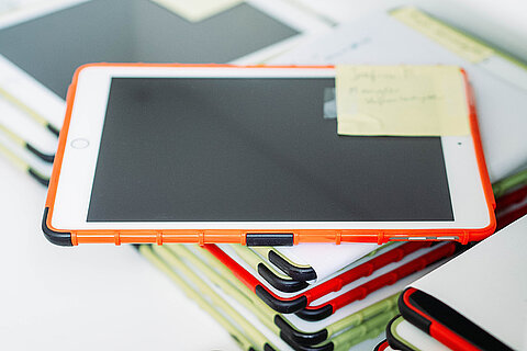 Schlüsselkompetenzen für digital gestütztes Lernen Tablet mit Klebezettel liegt auf Stapel mehrerer Tablets