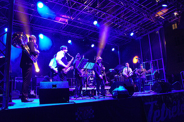 Junge Band spielt auf der großen Bühne