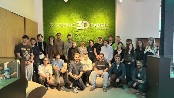 In der Einführungswoche ging es für die 3D-Druck-Studierenden auf Exkursion zur RapidObject GmbH. (Foto: Katharina Roeber)
