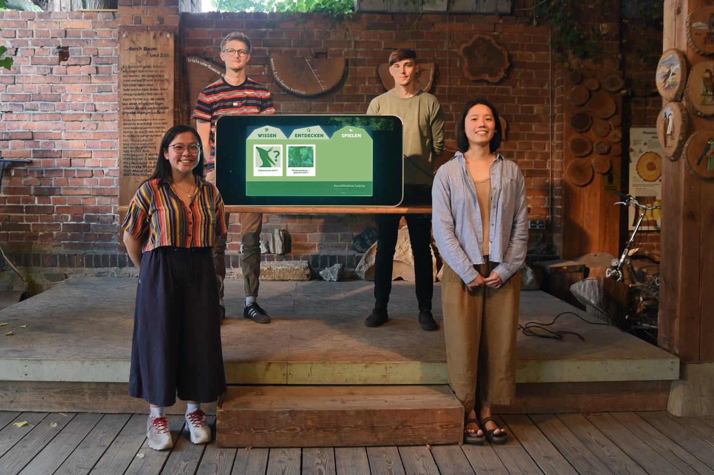 Delina Nguyen, Dylan Cottrell, Jannik Bauer und Lena Vu Dang (v.l.n.r.), Studierende der HTWK Leipzig, am neuen Infoterminal. (Foto: HTWK Leipzig) vier Studierende an Infoterminal