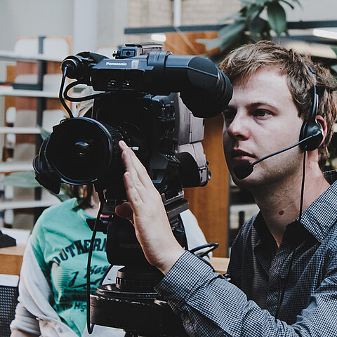 Bild zeigt einen Kameramann.