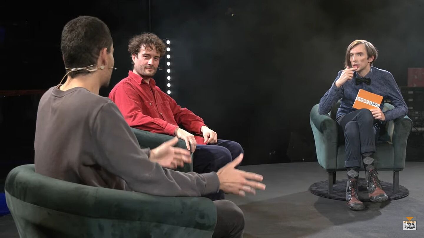 drei Personen auf Podium