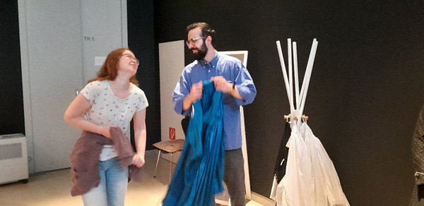 Heitere Studierende beim Ausstellungsrundgang.