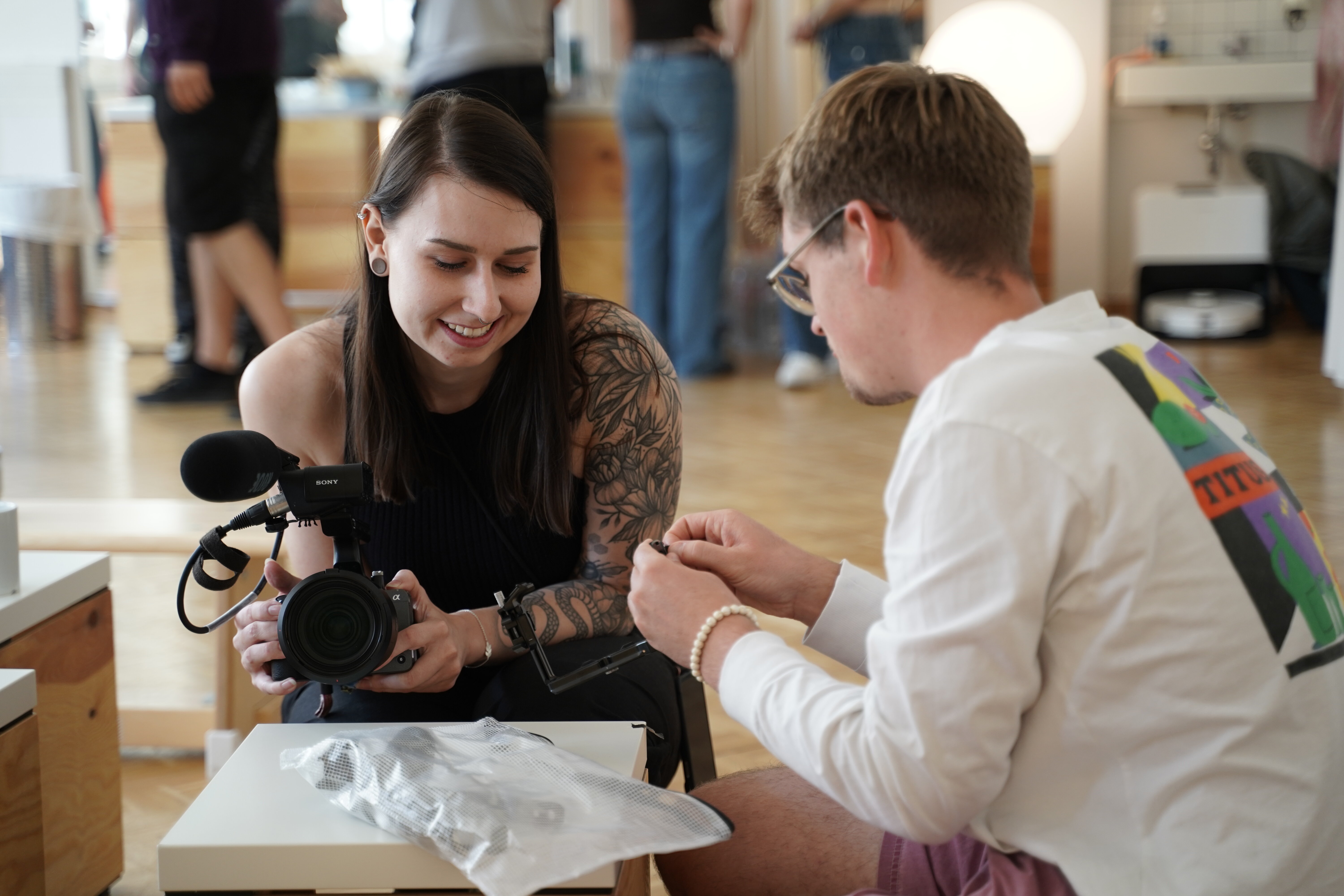 Technikcheck. (Foto: Helen-Lisanne Weichert/HTWK Leipzig) zwei Personen untersuchen eine Kamera
