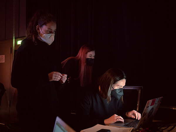 Letzter Check des Livestreams (li. Adina Stampa, vorn re. Lena Fiedler, hinten re. Nathalie Tänzer) | Foto: Philipp Frank