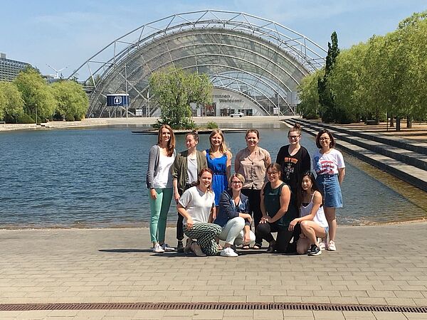 Gruppenfoto: Ein Team von Studentinnen vor der Leipziger Messe