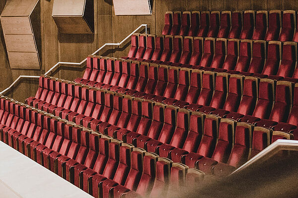 leere Stühle in einem Theater
