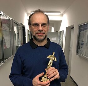 Prof. Karsten Weicker mit seinem Oscar. (Foto: HTWK Leipzig)