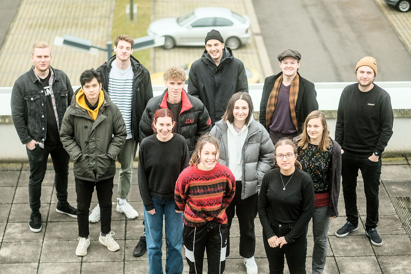 Das Studierendenteam der Liveshow Krimitiv Gruppenbild von 11 Studierenden auf der Terrasse des Medienzentrums