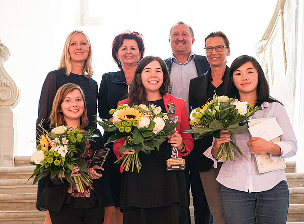 Preisträgerinnen und Jury (v.oben l. nach unten r.): Gabriele Stahl (Odgers Berndtson), Viola Klein und Andreas Mönch (Vorstände Saxonia Systems AG), Prof. Gesine Grande (Rektorin HTWK Leipzig), Vicky Eleser, Daniela Schmitt und Minh Pham. (Foto: Saxon Preisträgerinnen und Jury (v.oben l. nach unten r.): Gabriele Stahl (Odgers Berndtson), Viola Klein und Andreas Mönch (Vorstände Saxonia Systems AG), Prof. Gesine Grande (Rektorin HTWK Leipzig), Vicky Eleser, Daniela Schmitt und Minh Pham. (Foto: Saxonia Systems AG)