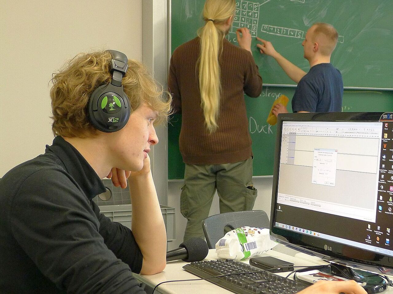 Student programmiert im Rahmen der Game Jam ein Computerspiel.