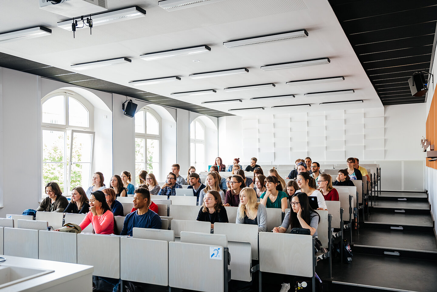 Herzlich willkommen zum Schnupperstudium! Am 9. Januar 2020 ist Tag der offenen Hochschultür an der HTWK Leipzig. (Bild: Lara Müller/HTWK Leipzig) Studierende in einem Hörsaal.