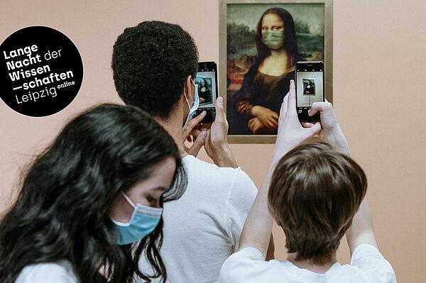 Drei Jugendliche stehen vor dem Bild der Mona Lisa und machen ein Foto mit ihrem Smartphone
