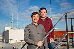 Prof. Jochen Merker und Dr. Willi Schimmel stehen auf dem Dach des Nieper-Baus der HTWK Leipzig