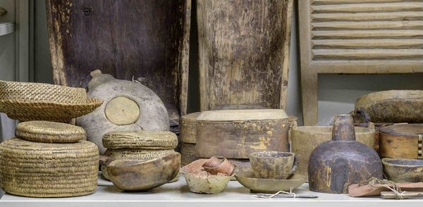 Blick in einen Depotschrank der sámischen Sammlung